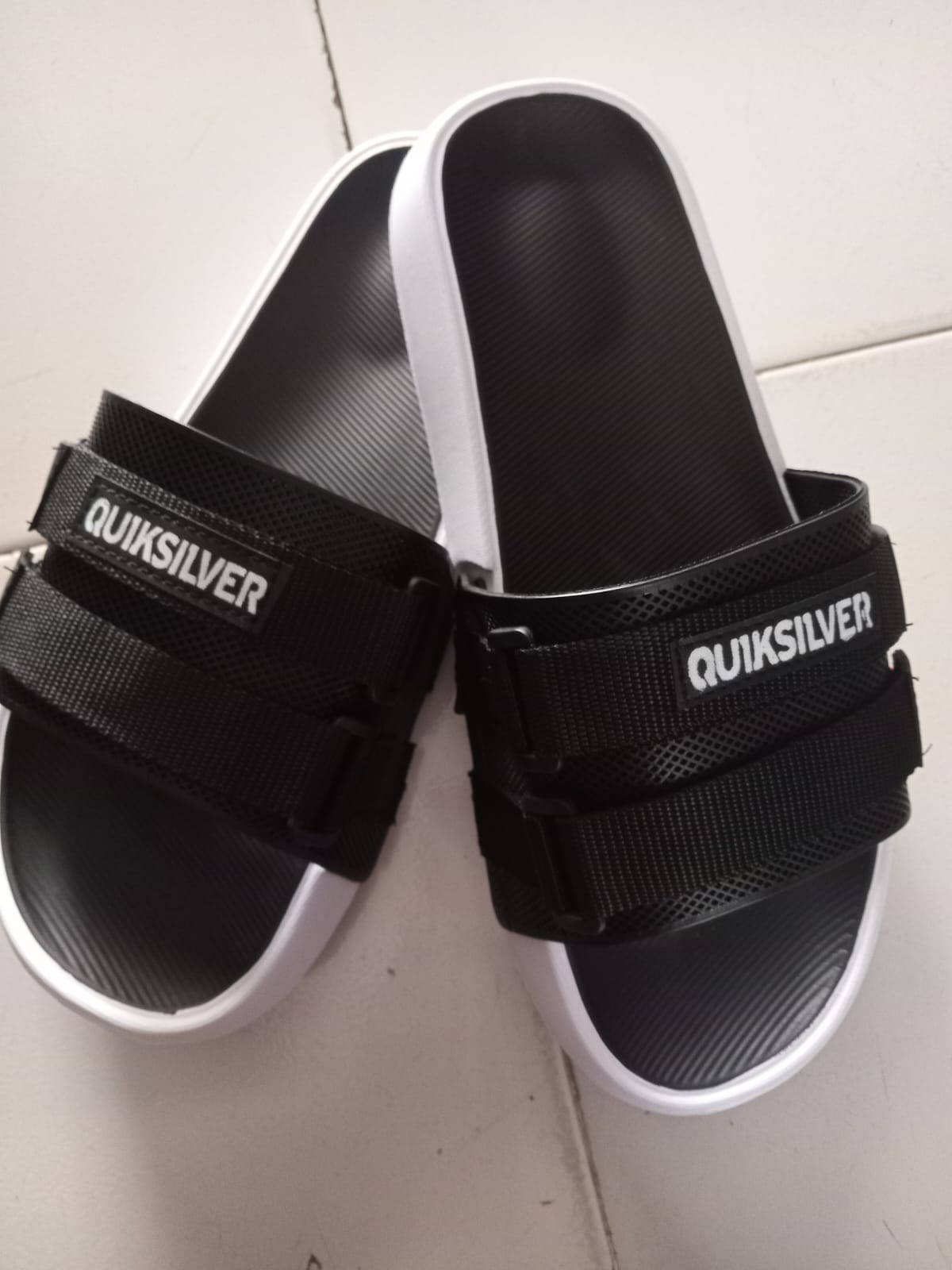 sandal slop perekat quikailver hitam putih
