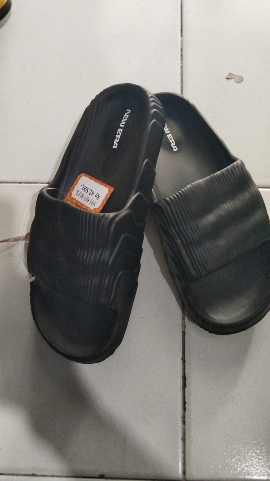 sandal slop hitam new era N [dua ukuran]