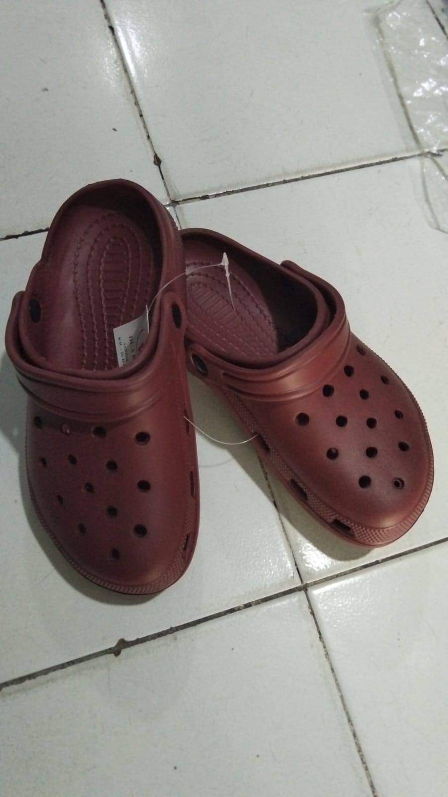 Sandal kodok merah  dua kaki