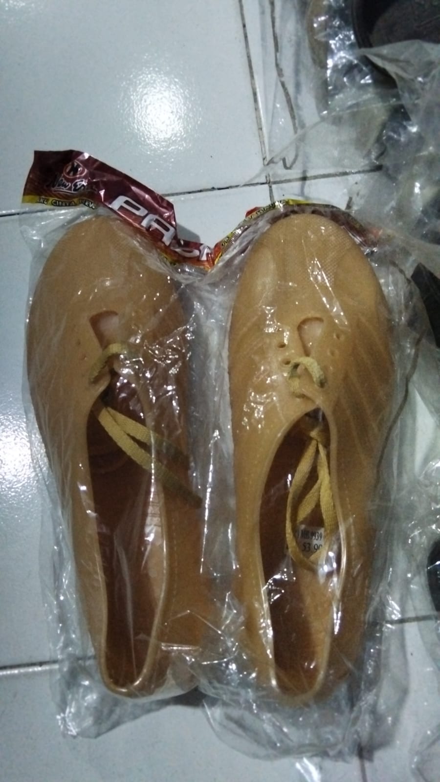 sepatu kebun duri putih new era