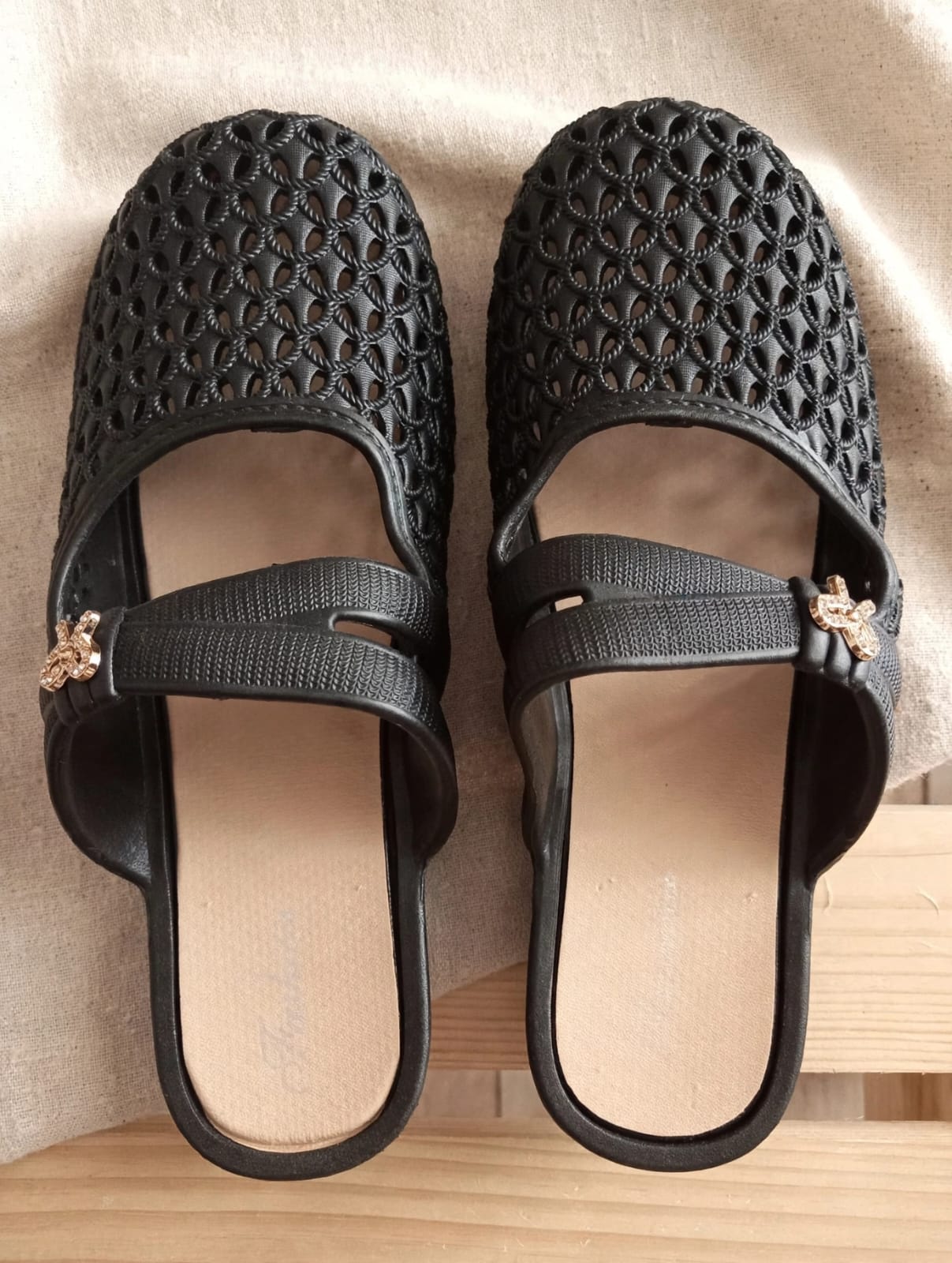 sandal  sepatu tali yutu fashion hitam hitam (dua ukuran)
